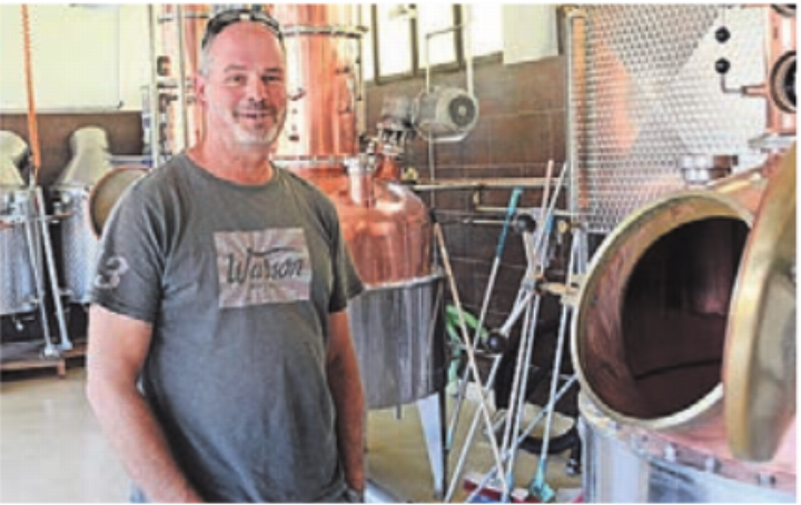 Daniel Röthlisberger in seiner Brennerei in Hägglingen. Bild: jl
