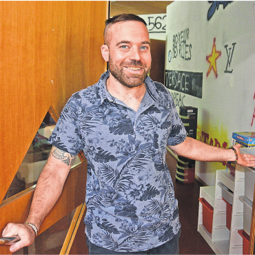 Etwas Rebellion ist ganz normal - Der Jugendarbeiter Patrick Oegerli betreut die Heranwachsenden von Zufikon.    Bild: Roger Wetli