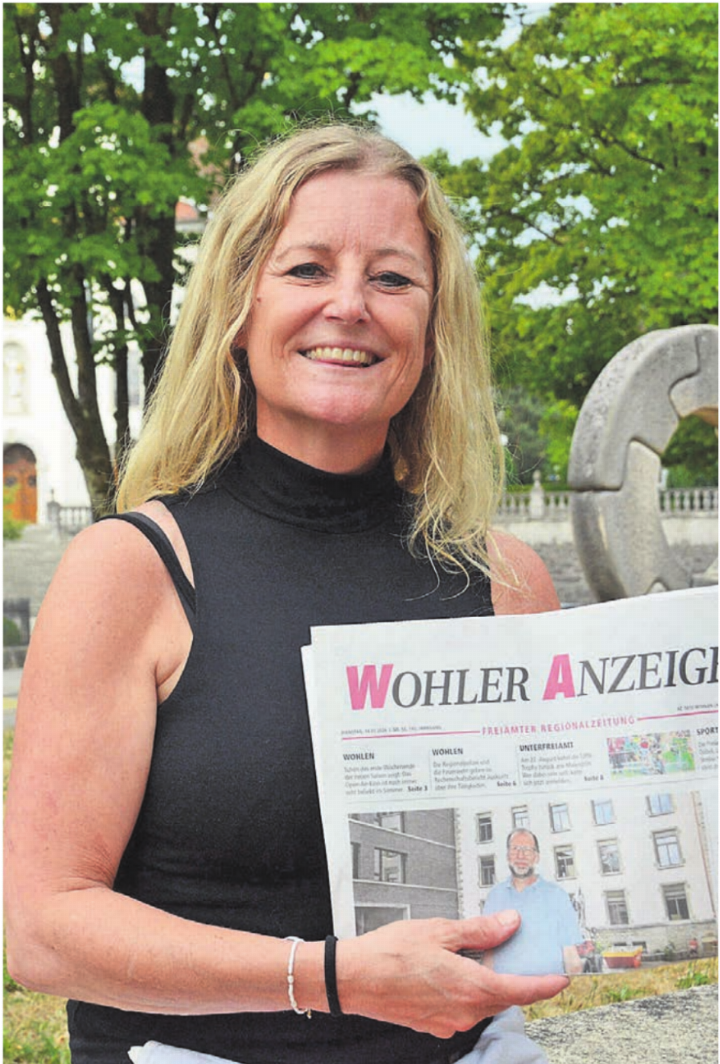Überraschendes Wiedersehen: Auf der Titelseite des WA entdeckt Karin Hobi Schulleiter Paul Bitschnau. «Der war damals Praktikant, als ich die Bez Wohlen besucht habe», erzählt sie lachend.    Bild: Chregi Hansen