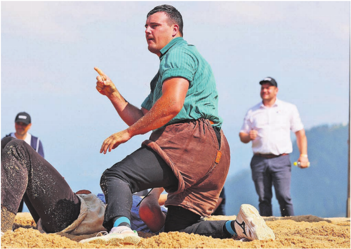 Sieg gegen Benno Heinzer. Joel Strebel sichert sich mit dem Erfolg im 6. Gang seinen dritten Bergkranz.    Bilder: Pascale Alpiger