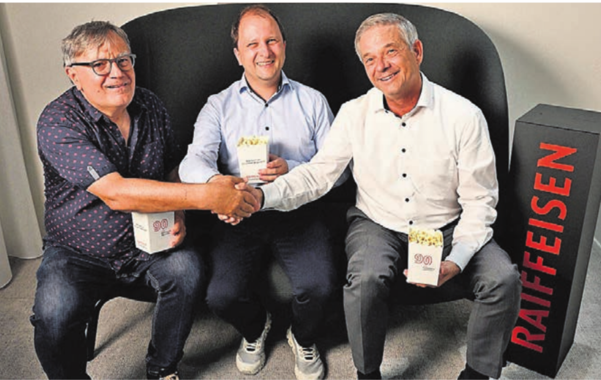 Sponsoring-Verlängerung Raiffeisenbank Oberfreiamt mit Kino Mansarde, von links: Reto Holzgang und Samuel Stroppel, Kino Mansarde, Marc Jordan, Vorsitzender Bankleitung Raiffeisenbank Oberfreiamt.   Bild: zg - Das Bild wird blockiert. – Möglicherweise durch einen aktiven Adblocker.