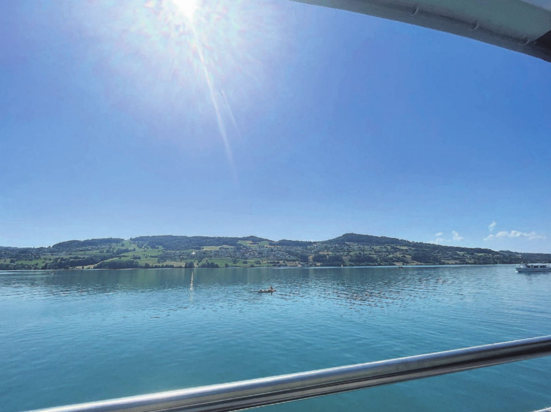 Warum in die Ferne schweifen, wenn das Gute liegt so nah? Es ist nicht zwingend nötig, ins Ausland zu reisen, um den Sommer zu geniessen. Auch eine Rundfahrt auf dem Hallwilersee kann sehr schön sein. Insbesondere, wenn das Wetter mitspielt, die Sonne wärmt und man das Rauschen des Wassers hören kann. Die Aussicht (in diesem Fall mit Blick in Richtung Birrwil und Beinwil am See) ist so einen Ausflug ebenfalls wert. - Das Bild wird blockiert. – Möglicherweise durch einen aktiven Adblocker.