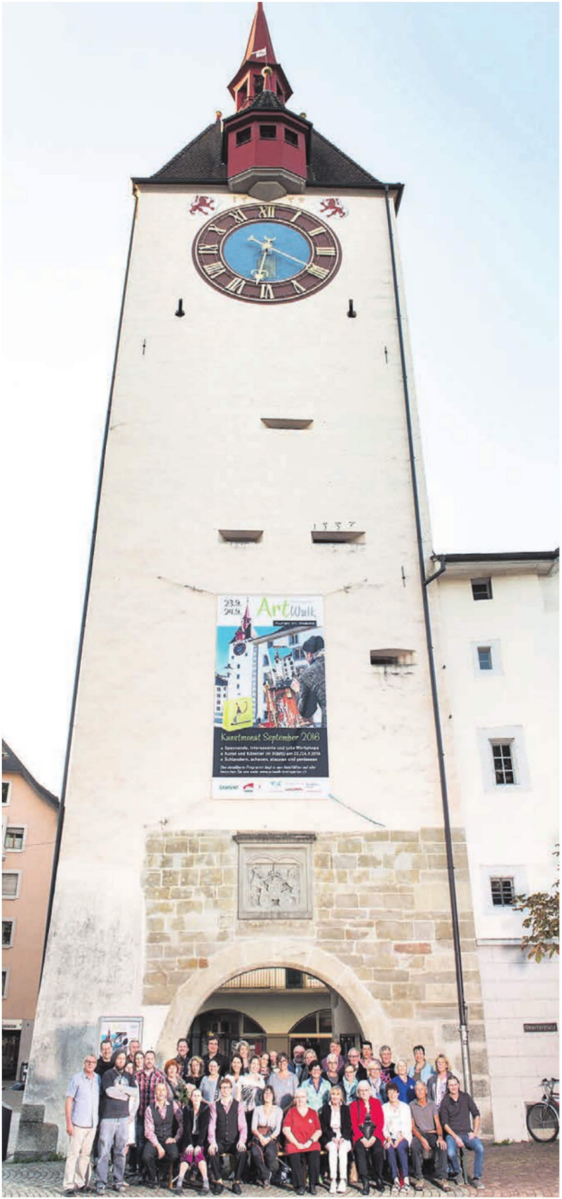 In den Jahren von 2015 bis 2017 fanden die ersten drei Ausgaben des ArtWalks statt (hier ein Gruppenbild von 2016). Damals war er noch kein Kunstmonat, sondern bloss eine Wochenendaktion der Altstadt-Geschäfte. Bild: zg - Das Bild wird blockiert. – Möglicherweise durch einen aktiven Adblocker.