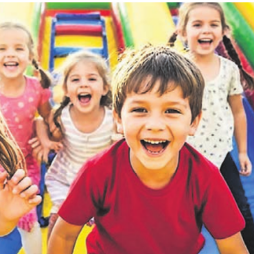 Spielen, Lachen und Erleben - Der Kiwanis Club Bremgarten/Reusstal hofft auf zahlreiche leuchtende Kinderaugen  wie hier auf dem offiziellen Flyer für den Bremgarter Kids Day. Bild: zg