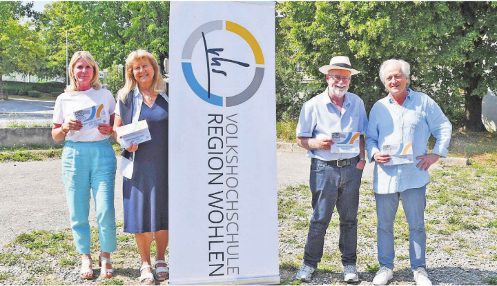 Der verkleinerte Vorstand mit dem neuen Programmflyer 2026/2027 (v.l.): Karin Bochicchio, Edith Frey, Präsident Bruno Breitschmid und Daniel Kurz. Bilder: Monica Rast / Archiv