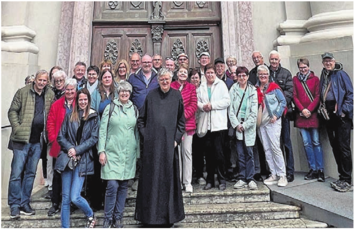 Die Reisegruppe der Kolpingsfamilie mit Pater Beda vor dem Kloster Muri-Gries. Bild: zg