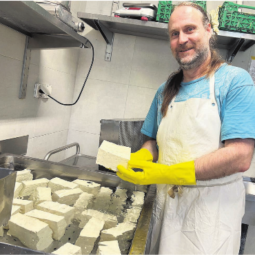 Auf Tuchfühlung mit Tofu - René Huber, Mitglied der Geschäftsleitung von Engel-Tofu, führt durch den Betrieb. Bild: Sabrina Salm