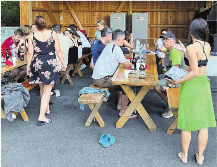 Beim geselligen Grillplausch an der Reuss liessen rund 60 Turnerinnen und Turner aller Riegen des STV Bremgarten den Tag ausklingen. Der kühle Fluss sorgte an diesem heissen Sommertag für die willkommene Erfrischung nach der körperlichen Ertüchtigung zuvor. Bild: zg