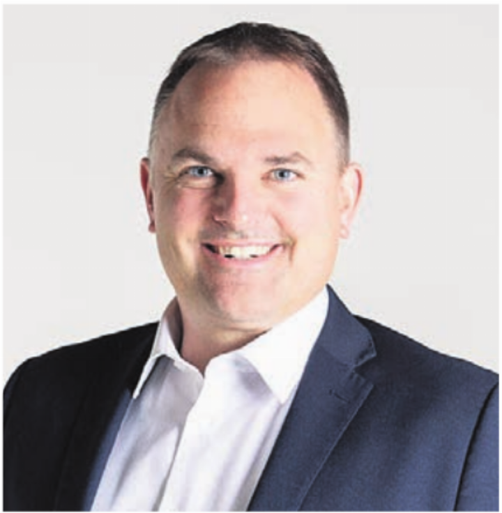 Marcel Dettling hält die Ansprache in Dintikon. Bild: pd