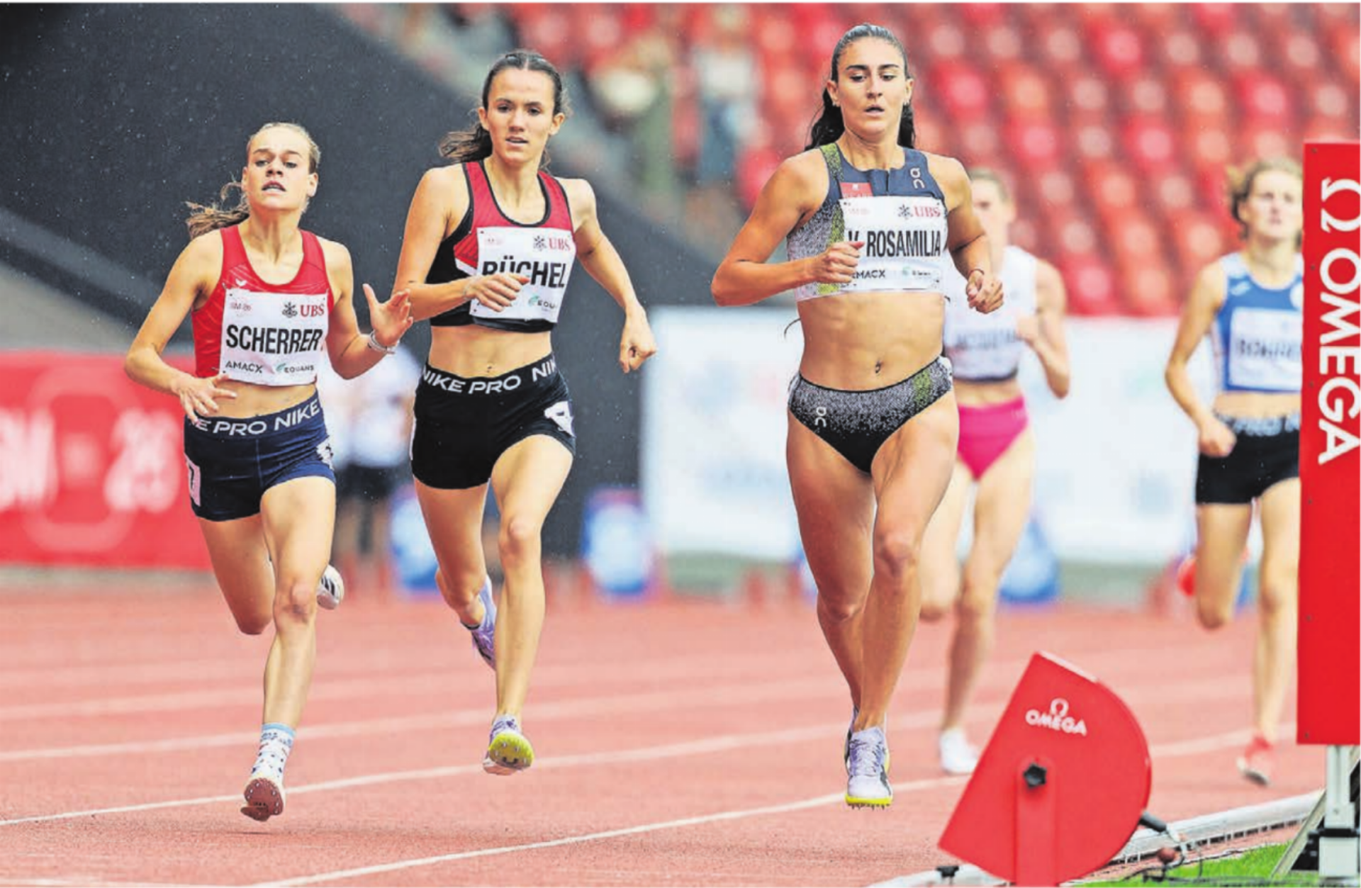 Seline Büchel (Mitte) im Kampf gegen Lena Scherrer und Valentina Rosamilia. Zwei Hundertstel fehlten ihr, um sich einen Platz im stark besetzten Final über 800 m zu sichern. - Das Bild wird blockiert. – Möglicherweise durch einen aktiven Adblocker.