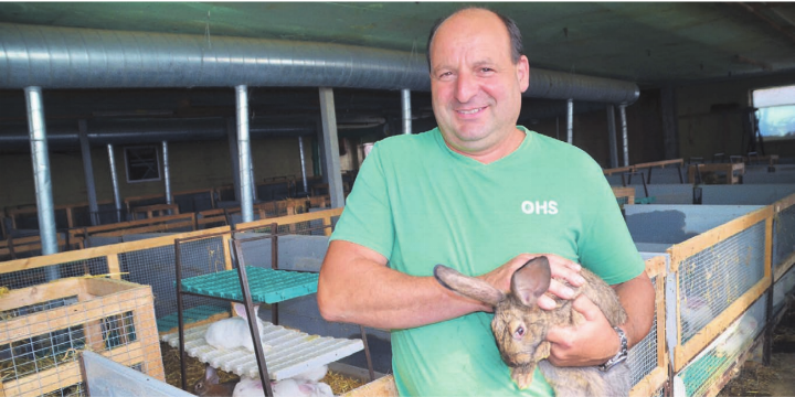 Seine «Chüngel» sind Herbert Meier, Gemeinderat und Landwirt, ans Herz gewachsen.    Bilder: Thomas Stöckli