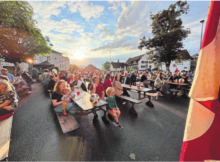 Vereine und Teams engagieren sich, damit die Besucher gemütlich feiern können. Bild: Archiv