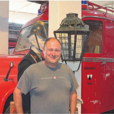Zeitzeugen bewegen - Michael Fust von der Werner Gehrig Nutzfahrzeuge AG zeigt das Wohler Feuerwehrauto mit Jahrgang 1956. Es war bis 1999 im Dienst. Bild: Roger Wetli