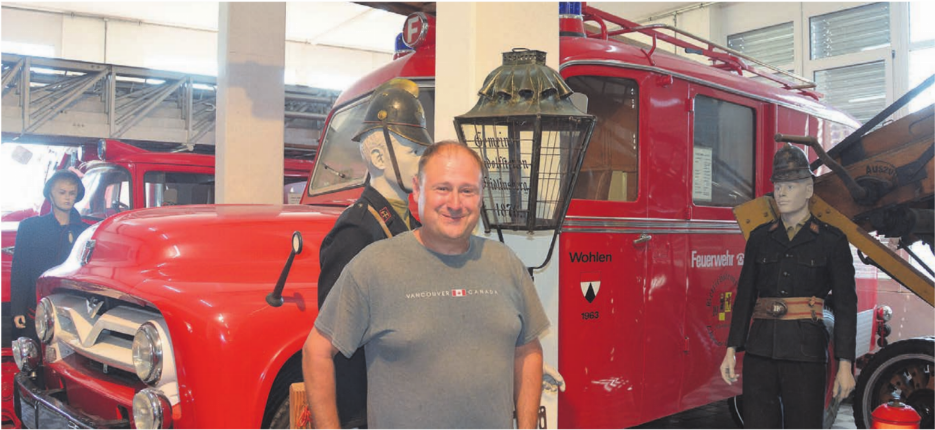 Michael Fust von der Werner Gehrig Nutzfahrzeuge AG zeigt das Wohler Feuerwehrauto mit Jahrgang 1956. Es war bis 1999 im Dienst. Bild: Roger Wetli - Das Bild wird blockiert. – Möglicherweise durch einen aktiven Adblocker.