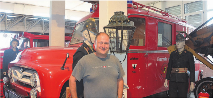 Michael Fust von der Werner Gehrig Nutzfahrzeuge AG zeigt das Wohler Feuerwehrauto mit Jahrgang 1956. Es war bis 1999 im Dienst. Bild: Roger Wetli