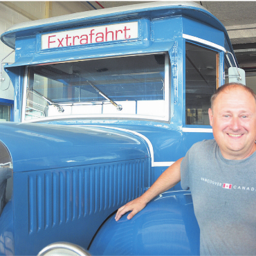Zeitzeugen bewegen - Michael Fust zeigt einen Bus, der lang im Dienst der Stadt Zürich stand.
Bilder: Roger Wetli