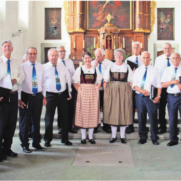 Der Wirtechor sagt Adieu - Letzter Auftritt in Sursee. Unterstützt vom Jodelklub Heimelig Villmergen und dirigiert von Anna Eisenhut (ganz links) hat sich der Wirtechor Bremgarten verabschiedet. Bild: Roger Vogel
