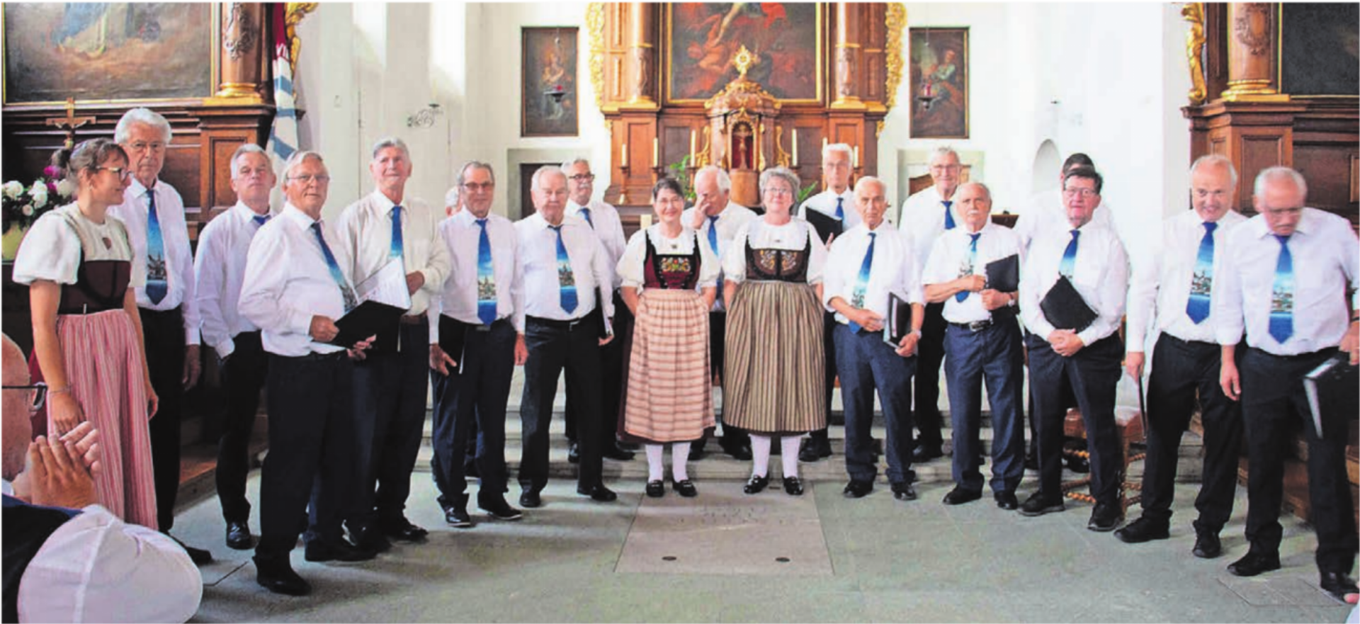 Letzter Auftritt in Sursee. Unterstützt vom Jodelklub Heimelig Villmergen und dirigiert von Anna Eisenhut (ganz links) hat sich der Wirtechor Bremgarten verabschiedet. Bild: Roger Vogel - Das Bild wird blockiert. – Möglicherweise durch einen aktiven Adblocker.