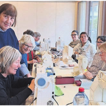 Menschen verbinden - Die Frauen treffen sich regelmässig, um gemeinsam kreativ zu sein. Bild: zg