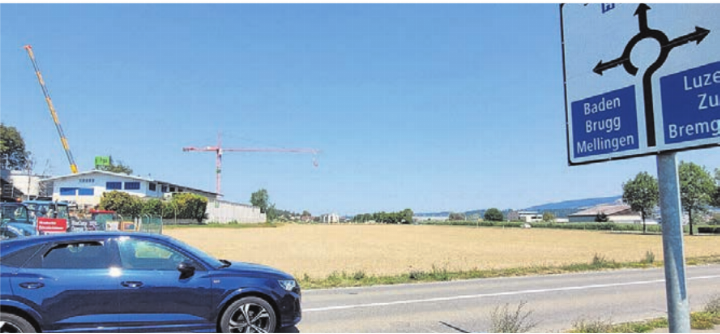 Auf dem Landstreifen entlang der Kantonsstrasse nach Nesselnbach wird Platz geschaffen für weitere Firmen. Die Erschliessung führt hinter dem Gebäude der Firma Mäder über den Buchgrindel. Bild: chh