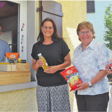 Um den See für guten Zweck - Vierfache Vorfreude beim Gärtnerhaus-Kiosk, von links: Mirzet Sejdinoski und Karin Filli (beide Stiftung Gärtnerhaus) sowie Brigitte Stäger und Markus Büchi (beide Verein Top Challenge). Bild: Annemarie Keusch