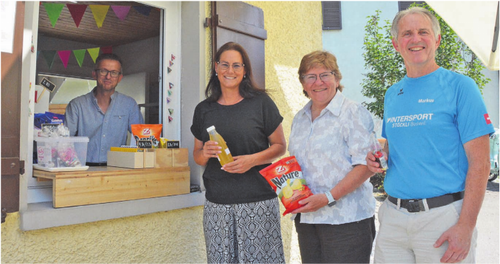 Vierfache Vorfreude beim Gärtnerhaus-Kiosk, von links: Mirzet Sejdinoski und Karin Filli (beide Stiftung Gärtnerhaus) sowie Brigitte Stäger und Markus Büchi (beide Verein Top Challenge). Bild: Annemarie Keusch