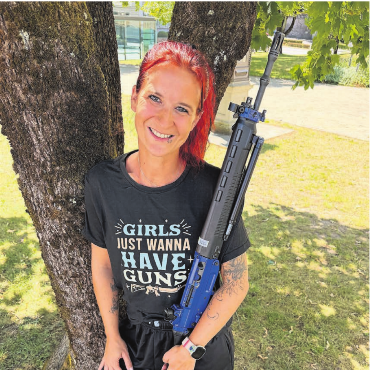 «Nur ich und mein Gewehr» - Anuschka Lüthi und ihr Sturmgewehr. Der Slogan auf ihrem Shirt hat bei ihr Programm. 
Bild: Stefan Sprenger