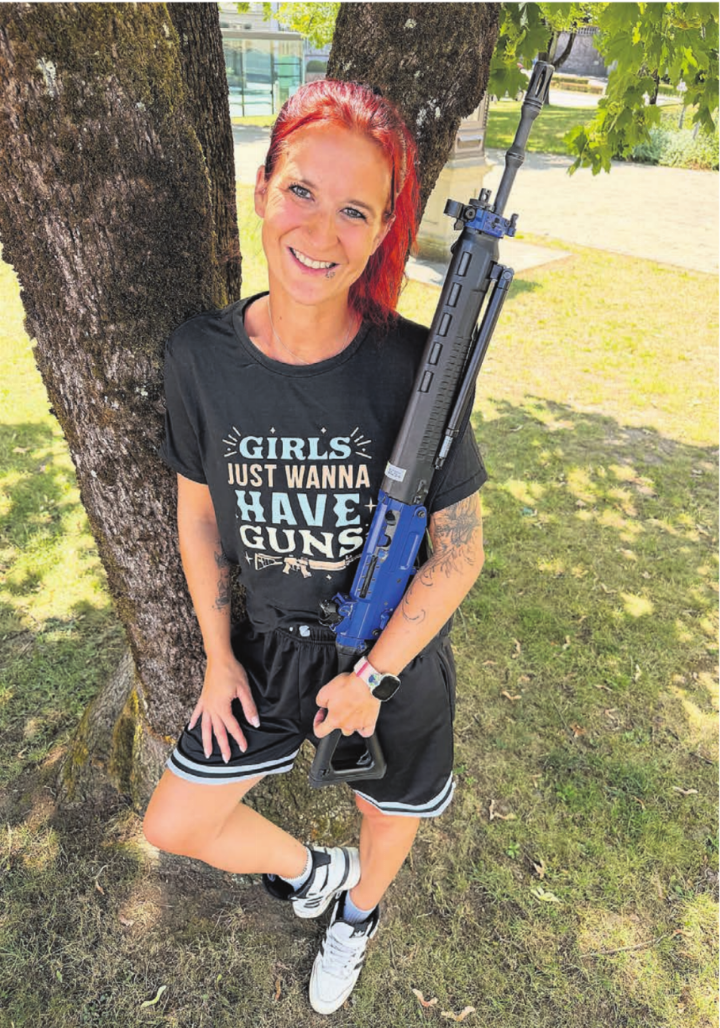 Anuschka Lüthi und ihr Sturmgewehr. Der Slogan auf ihrem Shirt hat bei ihr Programm. 
Bild: Stefan Sprenger