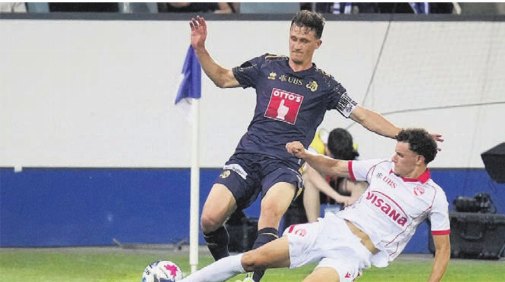 Dorian Derbaci (unten) kam am ersten Spieltag für Thun zum Einsatz. Bild: Freshfocus - Das Bild wird blockiert. – Möglicherweise durch einen aktiven Adblocker.