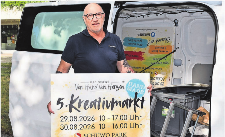 Bruno Strebel wird in den nächsten Tagen die grossen Plakate an den Kandelabern aufhängen. Bilder: Monica Rast / Archiv