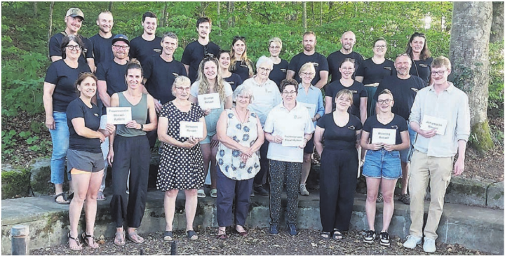 Gruppenbild des Oldie-Teams und der Vereine, die von einem Spendenbeitrag profitieren. Bild: zg