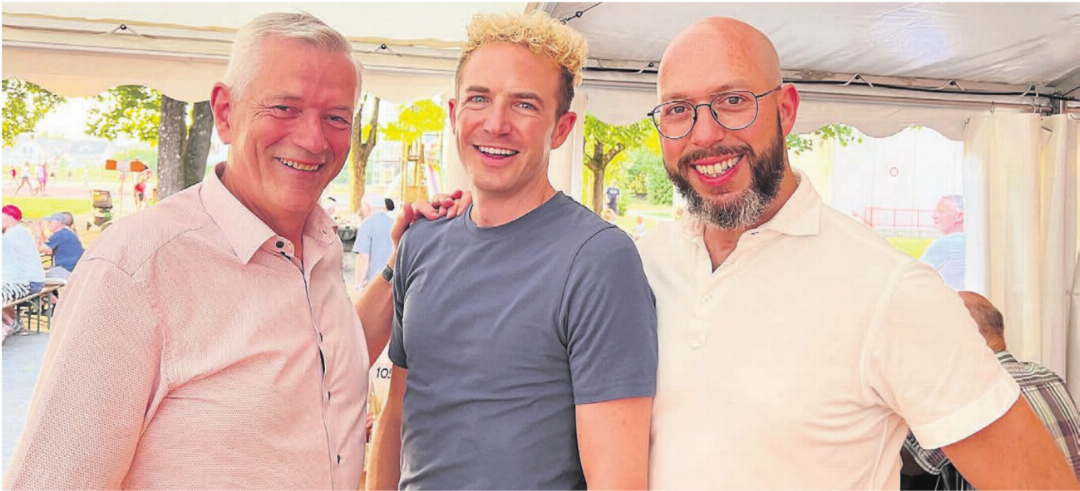 Michael Elsener (Mitte) freute sich zusammen mit Gemeindeammann Daniel Stark (links) und Vizeammann Boris Sommer über die vielen Besucherinnen und Besucher. Bild: tyb Michael Elsener (Mitte) freute sich zusammen mit Gemeindeammann Daniel Stark (links) und Vizeammann Boris Sommer über die vielen Besucherinnen und Besucher. Bild: tyb
