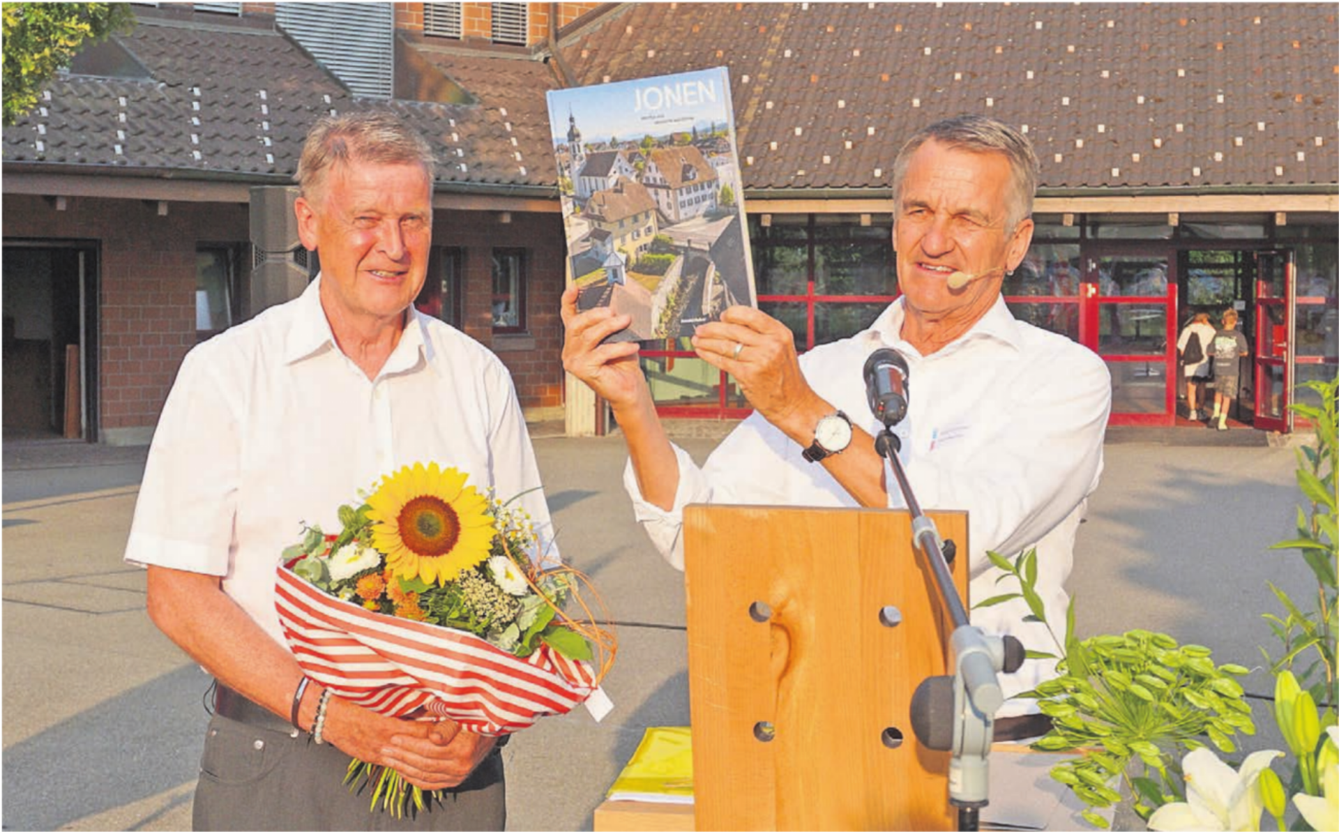 Jonen – das Buch: Gemeindeammann Philipp Ackermann (rechts) gratuliert Noldi Huber zu seinem umfassenden Gesamtwerk.    Bild: Hans Rechsteiner - Das Bild wird blockiert. – Möglicherweise durch einen aktiven Adblocker.