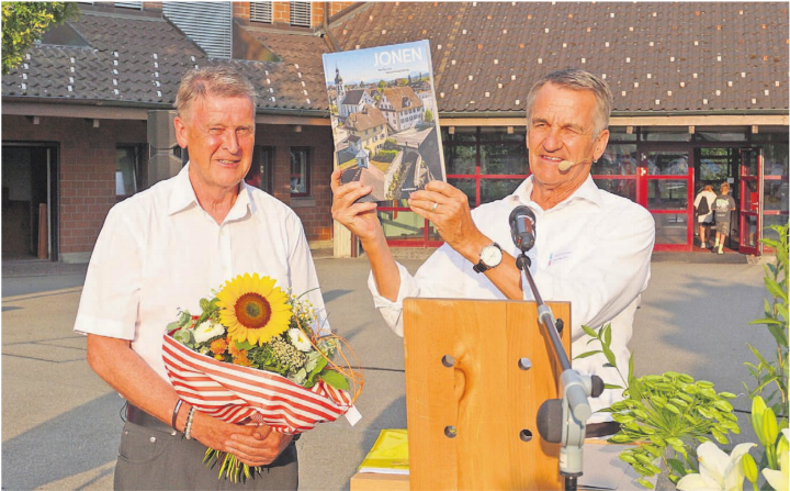 Jonen – das Buch: Gemeindeammann Philipp Ackermann (rechts) gratuliert Noldi Huber zu seinem umfassenden Gesamtwerk. Bild: Hans Rechsteiner Jonen – das Buch: Gemeindeammann Philipp Ackermann (rechts) gratuliert Noldi Huber zu seinem umfassenden Gesamtwerk. Bild: Hans Rechsteiner