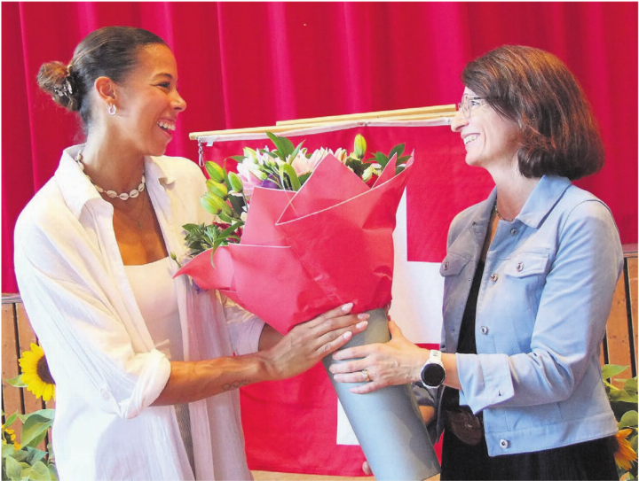 Melanie Hasler erhielt für ihre Rede einen Blumenstrauss von Frau Gemeindeammann Petra Oggenfuss.