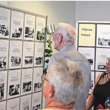 Längst eine intakte Einheit - Das Nostalgie-Kino wie auch die Ausstellung historischer Fotos kamen sehr gut an und sorgten für ganz viele «Weisch no?»-Momente.