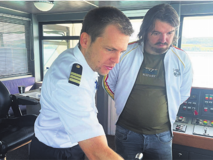 Schiffsführer Andreas Kneubühl erklärt mir die Instrumente, mit denen er das Schiff steuert und auch potenzielle Gefahren wahrnimmt. Bilder: zg/jl