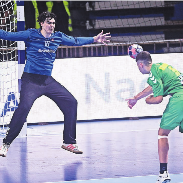 Kampf um WM-Platz - Der Murianer Lou Wey (links) kämpft mit dem Schweizer Nationalteam an der U18-Europameisterschaft in Belgrad. Die Hauptrunde wurde verpasst. Jetzt wollen die Schweizer zumindest unter die ersten 14 kommen.    Bilder: EHF/kolektiff