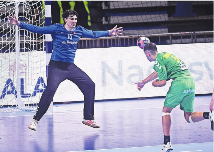 Der Murianer Lou Wey (links) kämpft mit dem Schweizer Nationalteam an der U18-Europameisterschaft in Belgrad. Die Hauptrunde wurde verpasst. Jetzt wollen die Schweizer zumindest unter die ersten 14 kommen.    Bilder: EHF/kolektiff