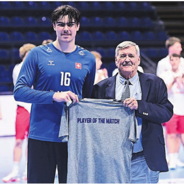 Kampf um WM-Platz - Lou Wey (links) konnte sich im zweiten Spiel des Turniers gleich die Auszeichnung als «Player of the Match» holen.