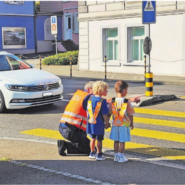 Für einen sicheren Schulweg - Kinder sind im Strassenverkehr noch unerfahren. Sie müssen das richtige Verhalten erst üben. Darum sind die anderen Verkehrsteilnehmer vermehrt zu Rücksichtnahme und Vorsicht aufgefordert.    Bild: Archiv