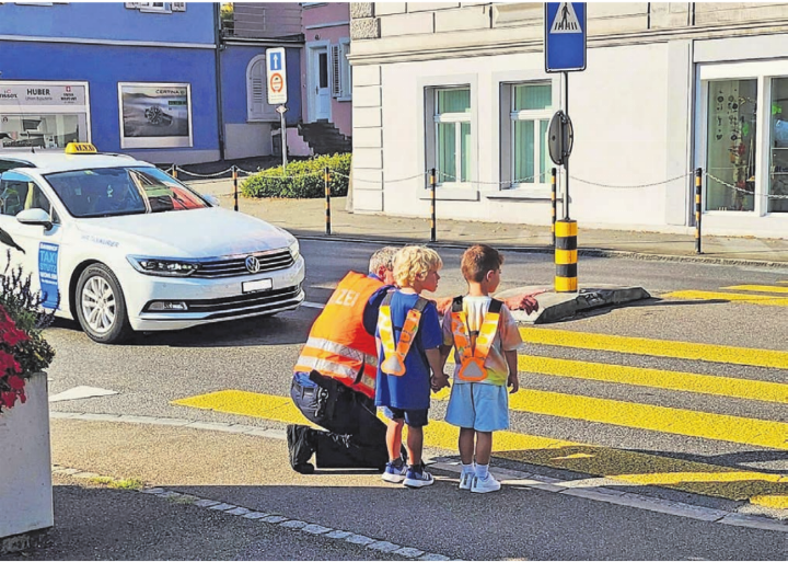 Kinder sind im Strassenverkehr noch unerfahren. Sie müssen das richtige Verhalten erst üben. Darum sind die anderen Verkehrsteilnehmer vermehrt zu Rücksichtnahme und Vorsicht aufgefordert.    Bild: Archiv