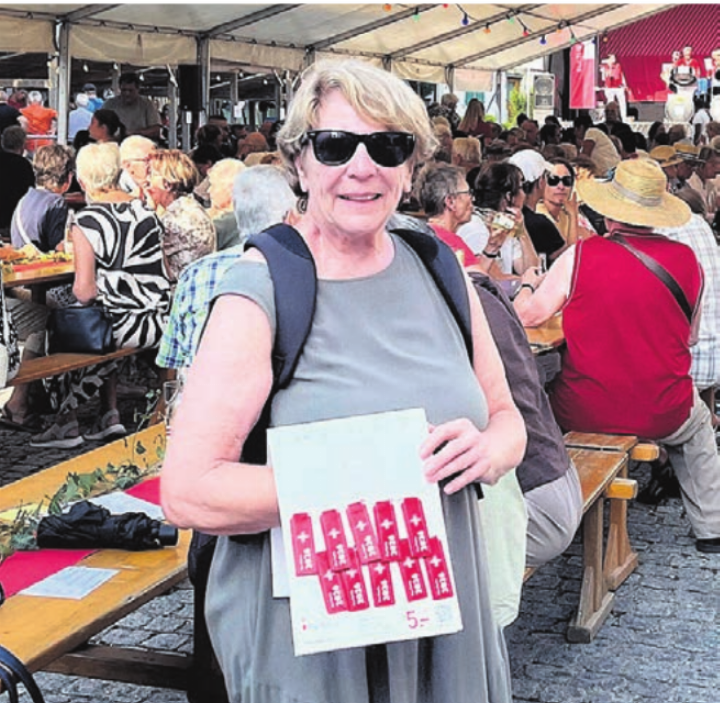 Ein bekanntes Gesicht: Helena Guarisco engagiert sich ehrenamtlich für den Verkauf des 1.-August-Abzeichens.