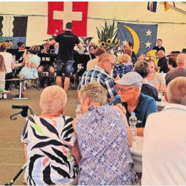 Die Kunst des Schenkens - Die Musikgesellschaft Waltenschwil spielte vor gut gefüllten Tischen im eigens für die Feier aufgestellten Zelt.