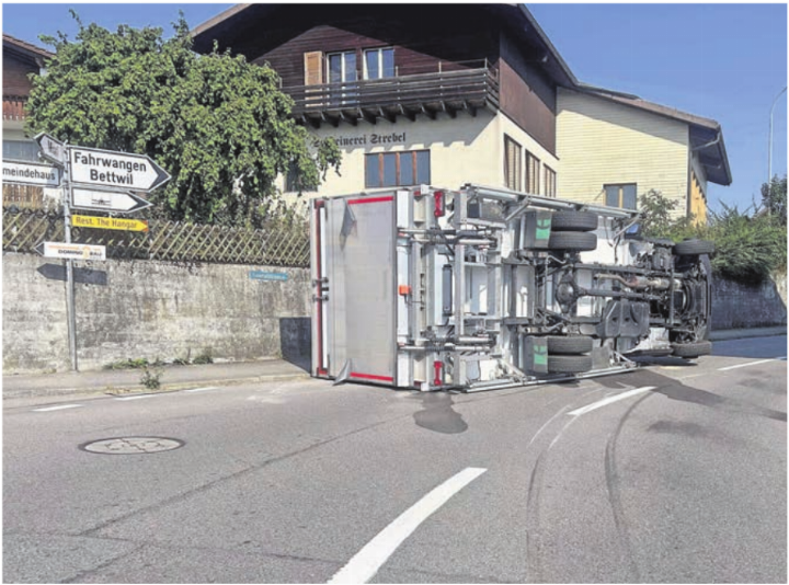 Der Fahrer eines Iveco-Lieferwagens verlor die Kontrolle. Bild: pz