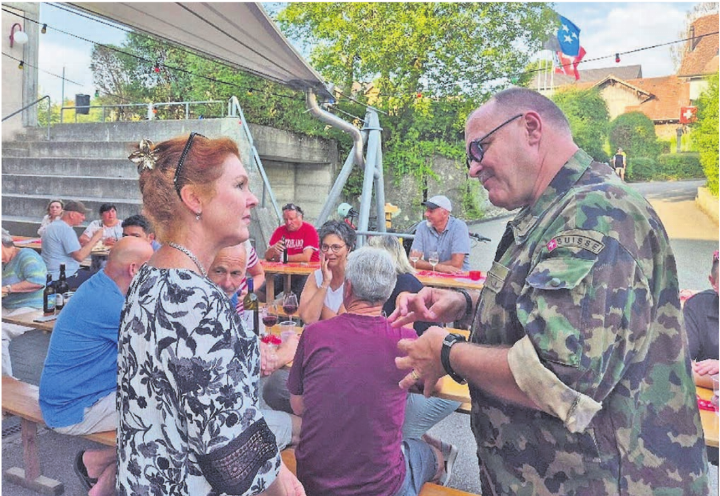 Redner René Meier beantwortet auch im Anschluss an seine Ansprache viele Fragen. Bilder: sca Redner René Meier beantwortet auch im Anschluss an seine Ansprache viele Fragen. Bilder: sca
