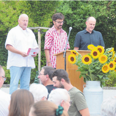 Stolz auf das Bünzlitum - Gemeinsames Singen der Nationalhymne: Gemeindeammann Michael Weber, Schlagersänger «Hugo von Boswil» und Festredner Oliver Eichenberger (von links). Bild: Annemarie Keusch