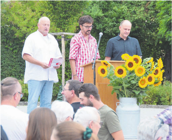 Gemeinsames Singen der Nationalhymne: Gemeindeammann Michael Weber, Schlagersänger «Hugo von Boswil» und Festredner Oliver Eichenberger (von links). Bild: Annemarie Keusch Gemeinsames Singen der Nationalhymne: Gemeindeammann Michael Weber, Schlagersänger «Hugo von Boswil» und Festredner Oliver Eichenberger (von links). Bild: Annemarie Keusch