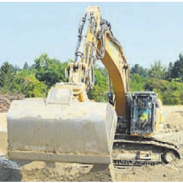Wie ein riesiger Sandkasten - Wädi Liotto steuert seinen Bagger mit grosser Präzision. Bild: rwi