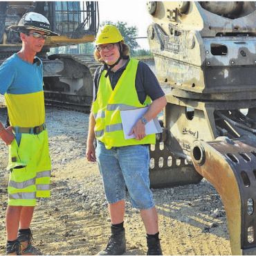 Wie ein riesiger Sandkasten - Der Vorarbeiter Christoph Wildi (links) führt mich über die Baustelle. Bilder: Roger Wetli